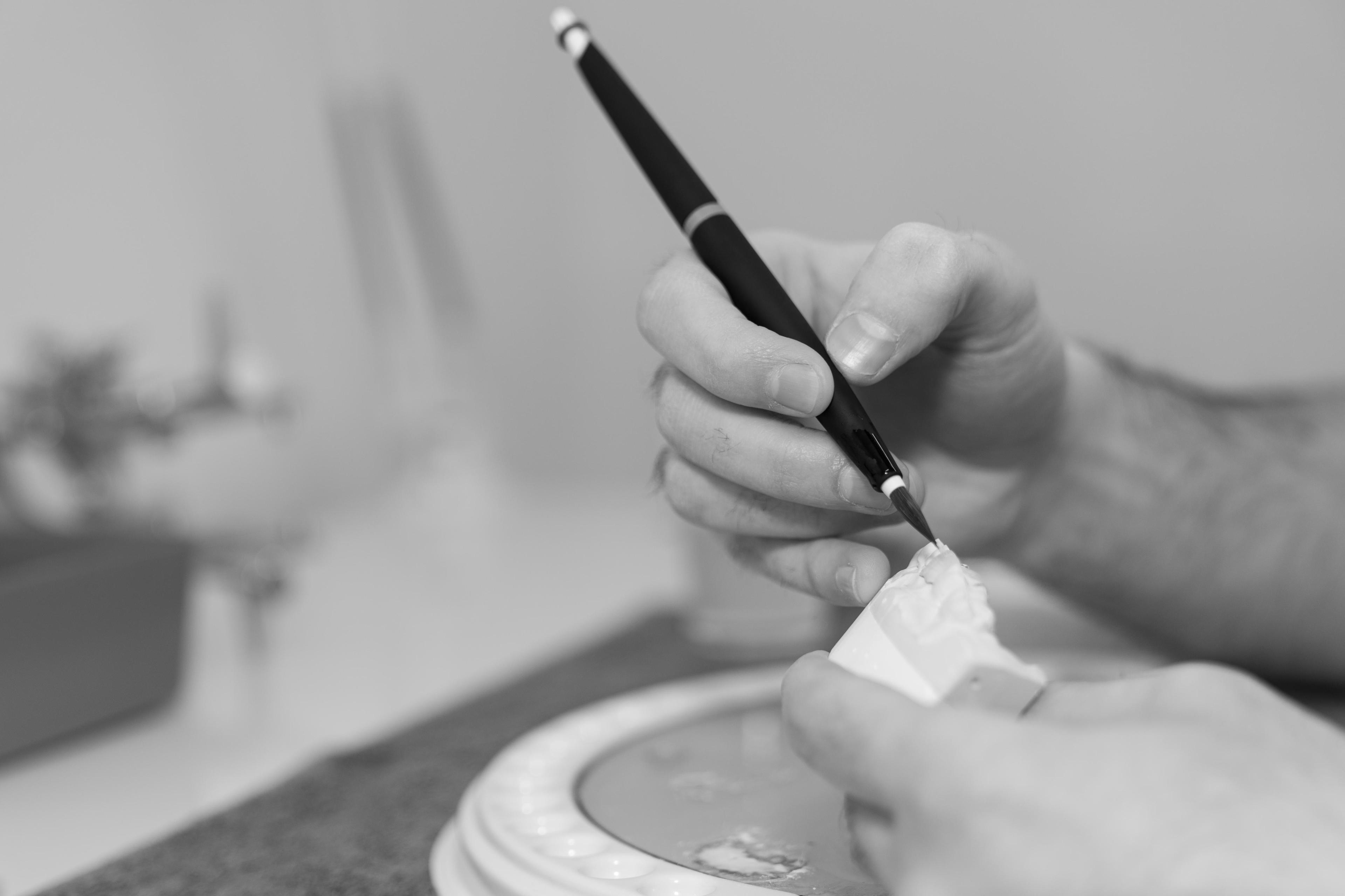 Tandtekniker som arbetar med precision